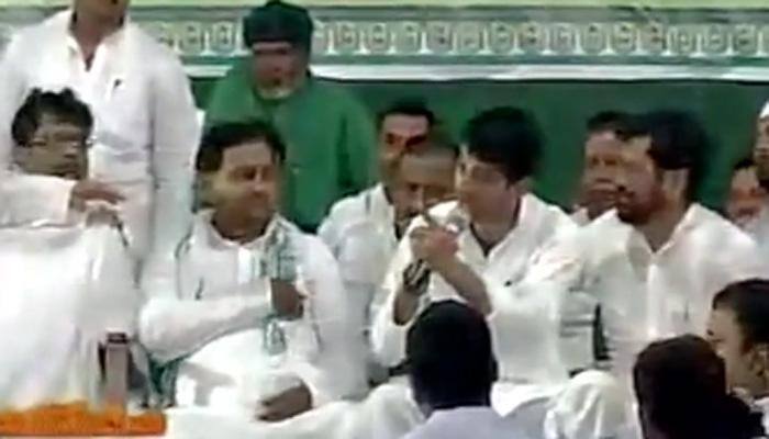 Lalu&#039;s son Tej Pratap Yadav threatens to sue a journalist during an altercation - Watch video