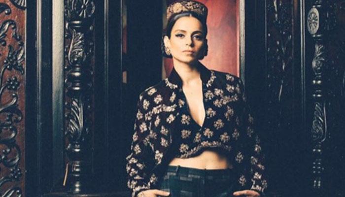 'Simran' FIRST LOOK: Kangana Ranaut strikes a smiling pose! 'Simran' FIRST LOOK: Kangana Ranaut strikes a smiling pose!
