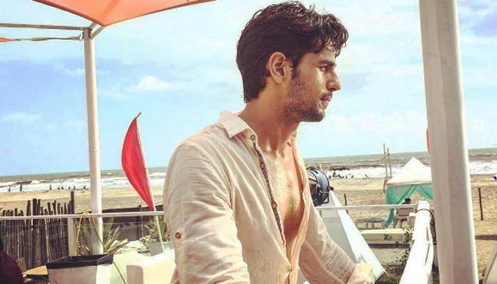 Bollywood hunk Sidharth Malhotra&#039;s latest GIF is crazy and impressive!-- See inside