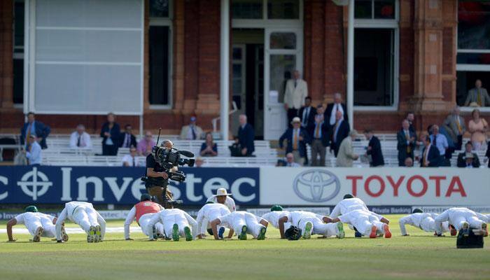 PICS &amp; VIDEO – Not just Misbah, whole Pakistan team do Press-up celebration after victory at Lord&#039;s