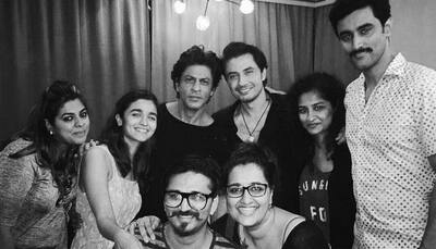 Memories in making with noir shades, Shah Rukh Khan rejoices evening with 'Dear Zindagi' team!