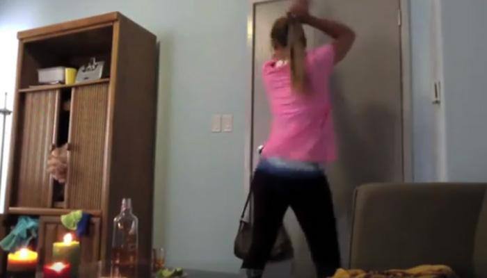 Viral video: Girl performs a sizzling hot sexy dance and suddenly door opens - Know what happens next