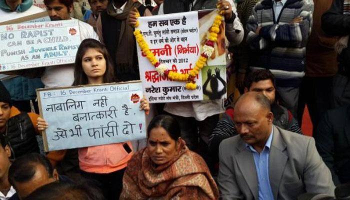 Nirbhaya case: Convicts' lawyer challenges 'iron rod' theory, announces Rs 10 lakh reward for anyone who proves it