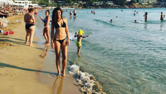 Want to make your vacation in Greece sexy? Take a cue from Nargis Fakhri