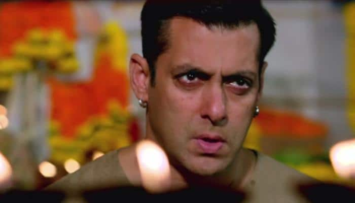 Salman Khan cries his heart out at prayer meet of Rajshri&#039;s Rajjat Barjatya! – View Pic