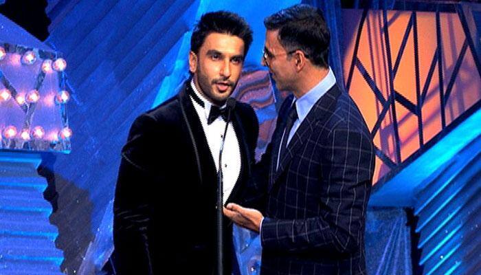 Throwback picture! Ranveer Singh looks unbelievably adorable in &#039;fanboy moment&#039; with Akshay Kumar