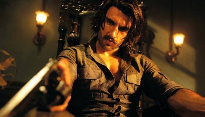'Chupa Rustom' Ranveer Singh struck with Akshay Kumar's 'Rustom' fever!- WATCH