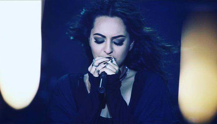 Watch: Rockstar Sonakshi Sinha sings &#039;Rajj Rajj Ke&#039; in &#039;Akira&#039;