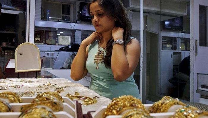 Gold price drifts lower by Rs 155 to Rs 31,125 per 10 grams