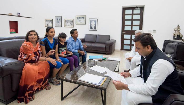 UP CM Akhilesh meets Bulandshahr sisters after their &#039;blood letter&#039;, assures speedy justice