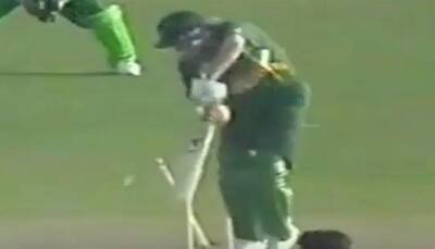 WATCH: When fiery Wasim Akram toyed with South African tail and left Proteas supporter blushed