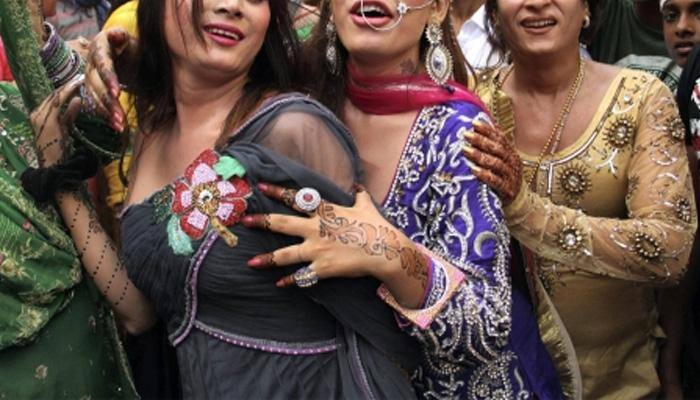 Bizarre! Over 'Rakhi tip', two MP eunuchs fight nude on busy street - Know details