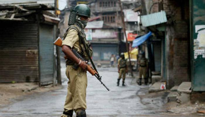 Curfew, shutdown continue for 43rd day in Kashmir, J&amp;K govt employees asked to resume duties 