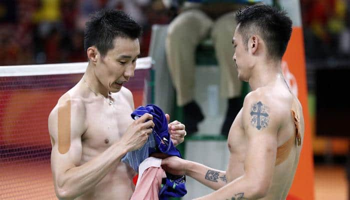 WATCH: True sportsmanship! Lin Dan exchanges shirt with Lee Chong Wei after losing in men&#039;s semis