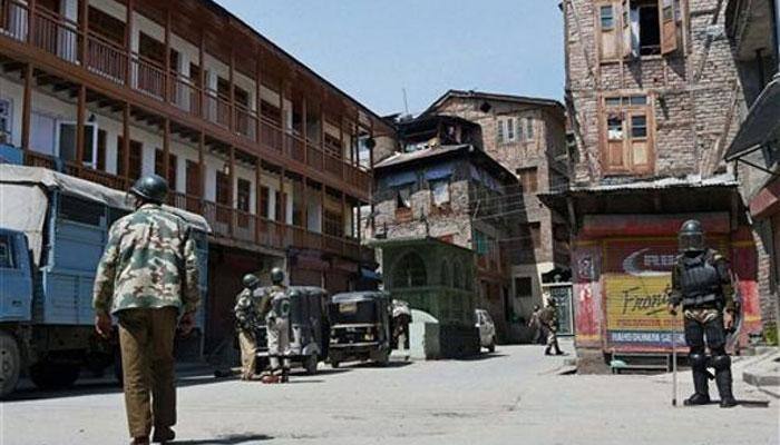 Grenade attacks on police party in Jammu and Kashmir&#039;s Pulwama; 18 cops injured