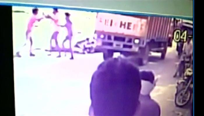 SHOCKING! Man beaten to death in Delhi for golgappas - Watch