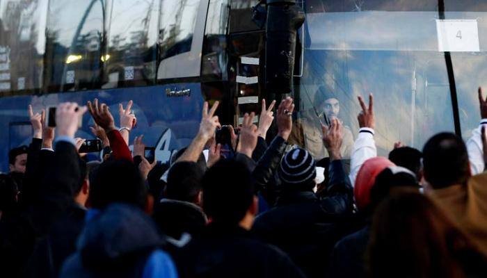 Fighters and residents leave besieged Damascus suburb Daraya