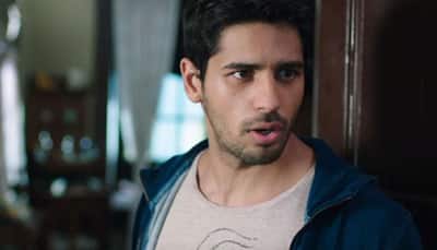 Sidharth teaches IIT students 'Kaala chashma'