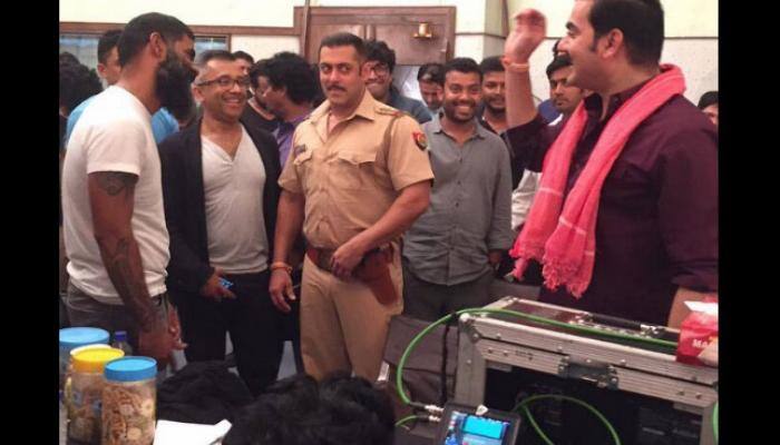 Salman Khan parties with his &#039;Dabangg 3&#039; heroines? Scoop inside
