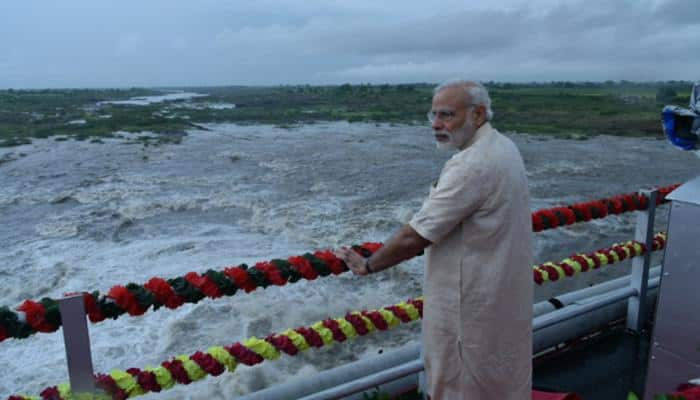 Alert PM Narendra Modi saves media lensmen from big mishap