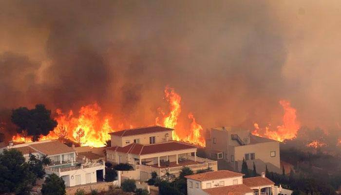 Over 1,000 flee wildfire on Spain's Costa Blanca