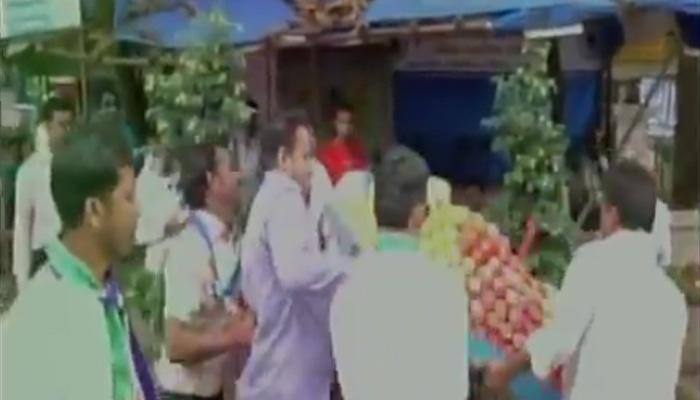 MNS activists' goondaism continues, thrash fruit vendor in Mumbai; video goes viral – Watch