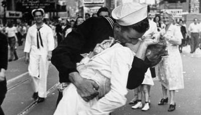 Nurse kissed in iconic World War II photo dies