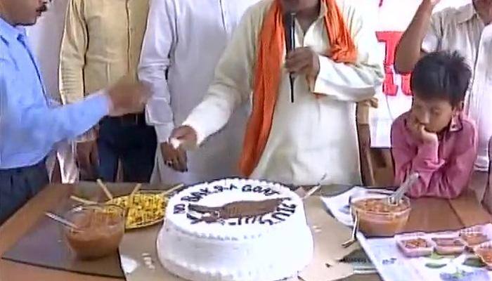 RSS Muslim wing celebrates Eid by cutting &#039;No Bakra Goat 2016&#039; cake