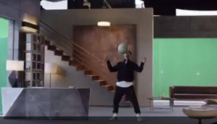 You simply can&#039;t afford to miss Akshay Kumar&#039;s balancing act! Watch video