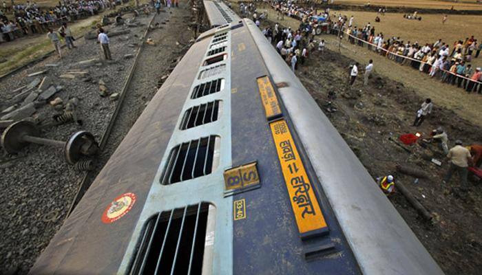 Five coaches of Doon Express derail in Uttar Pradesh&#039;s Faizabad