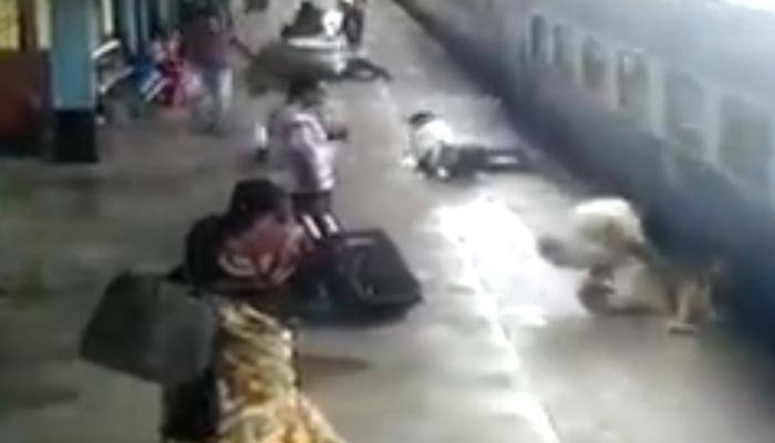 SALUTE! How this brave Maharashtra Police constable saved woman&#039;s life who jumped off moving train - WATCH