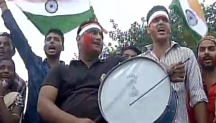 Uri attack martyrs &#039; kin, Indians hail PM Modi, cheer Army after surgical strikes across LoC