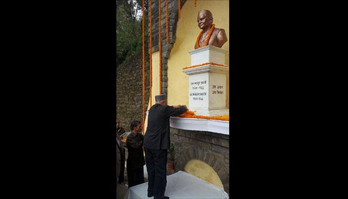 Himachal CM Virbhadra Singh pays tribute to Mahatma Gandhi, Lal Bahadur Shastri