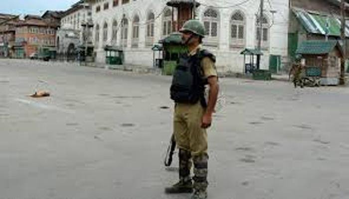 Kashmir unrest: Curfew continues in Srinagar after minor boy's death, life remains paralyzed in Valley 