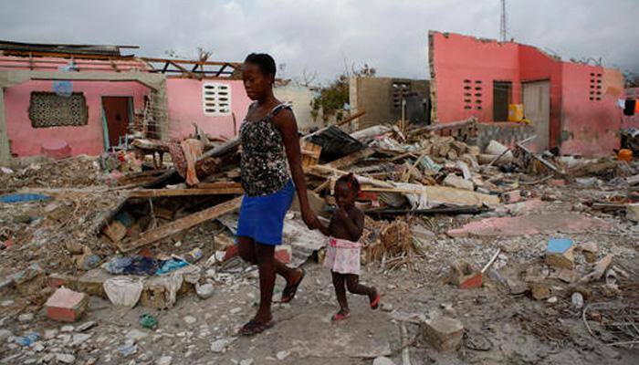 Hurricane Matthew toll in Haiti at 1,000, buries dead in mass graves