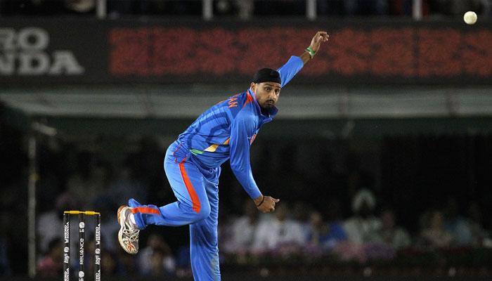 Twitter calls Harbhajan Singh &#039;Cricket ke Kejriwal&#039; after he takes a jibe at Indore pitch