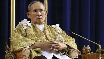 Thais in black, white mourn King Bhumibol Adulyadej