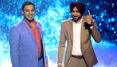 Shoaib Akhtar, Harbhajan Singh mock Ashish Nehra on an Indian comedy show – WATCH