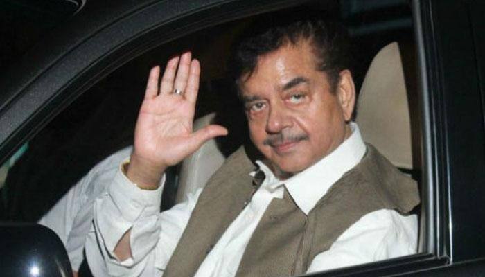 Shatrughan Sinha backs Akhilesh Yadav