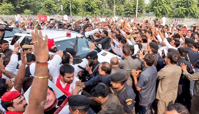 Samajwadi Party family feud: Akhilesh Yadav posts picture of his supporters on Twitter captioned &#039;today&#039;