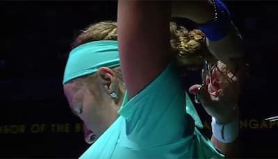 Svetlana Kuznetsova cuts her hair during Live match — WATCH