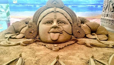 Kali Puja 2016: Sudarsan Pattnaik’s sand art reflects the message of Swachh Bharat through Goddess’ sculpture