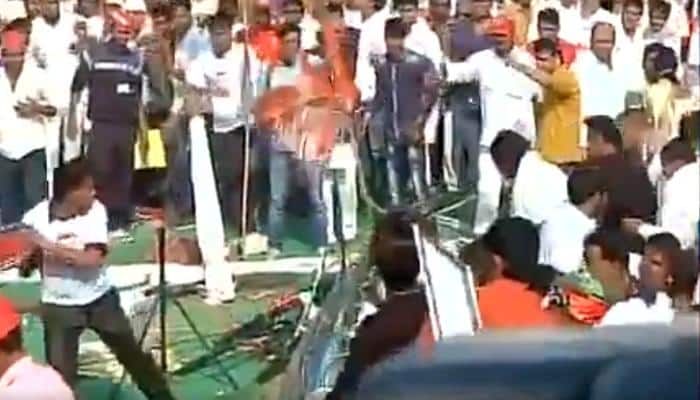 Rocky start for Akhilesh Yadav's 'Vikas Rath Yatra' as Samajwadi Party workers clash at venue - WATCH