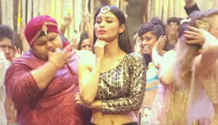 Mouni Roy’s sexy dance moves in ‘Ki Kariye Nachna Aaonda Nahin&#039; from ‘Tum Bin 2’ will wow you