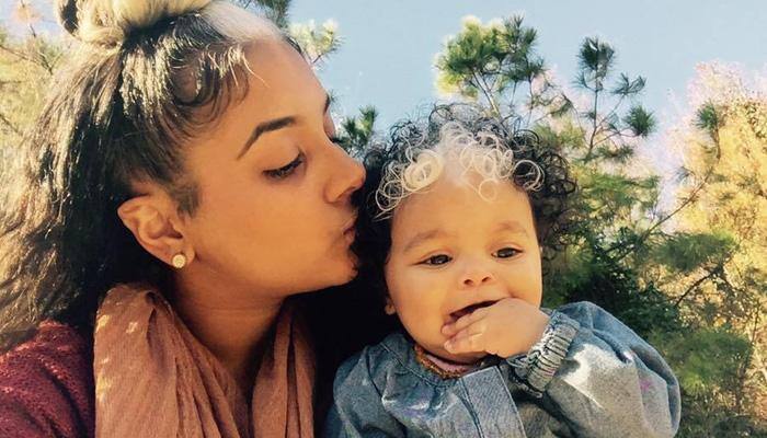 Why this toddler has 'white patch' in her hair just like her mom, grandmom &amp; great-grandmom? (See pic)