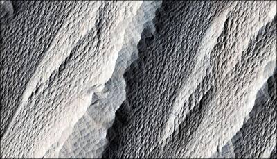 NASA's Mars Reconnaissance Orbiter captures beautiful wind-carved rock on the Red Planet! - See pic