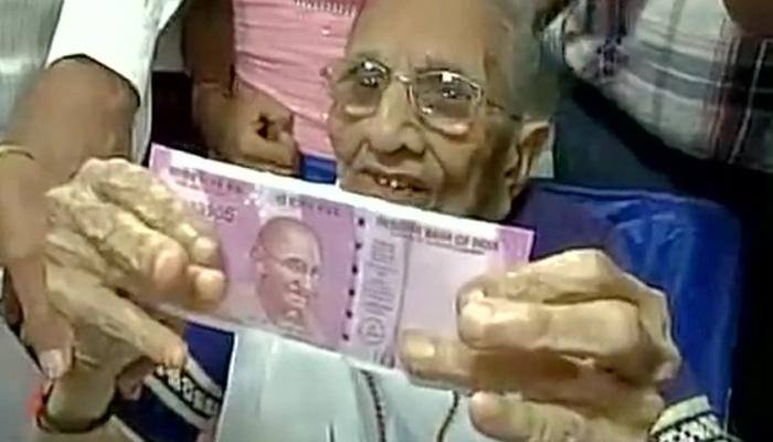 Demonetisation: No VIPs here, even PM Modi&#039;s mother queues up to exchange notes in Gandhinagar