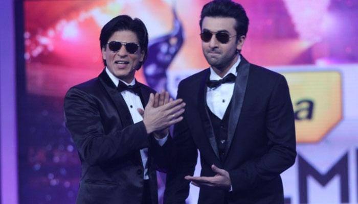 Shah Rukh Khan on &#039;Jagga Jasoos&#039; sets; Ranbir Kapoor are you listening?