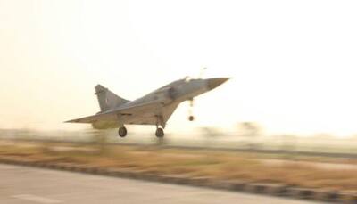 War preparedness! IAF fighter plane 'lands' on Lucknow-Agra Expressway