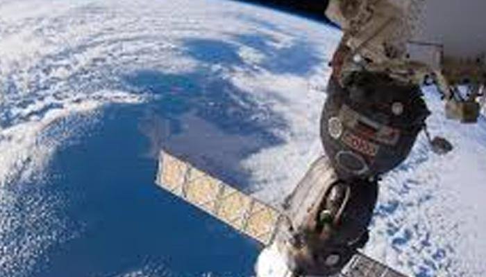 Russian spaceship delivers three astronauts to space station